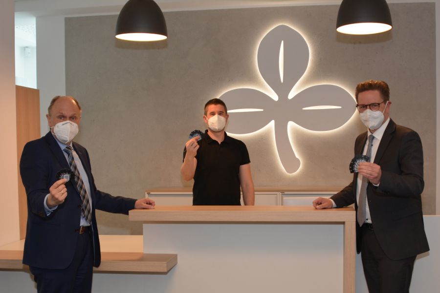 Wir hier im Bürgerservice Salzkotten sind die Schlüsselanhänger zur sicheren Kontaktnachverfolgung in allen Städten und Gemeinden kostenlos erhältlich – v.l.: Landrat Christoph Rüther, Sebastian Wesseler vom Bürgerservice Salzkotten und Bürgermeister Ulrich Berger. 